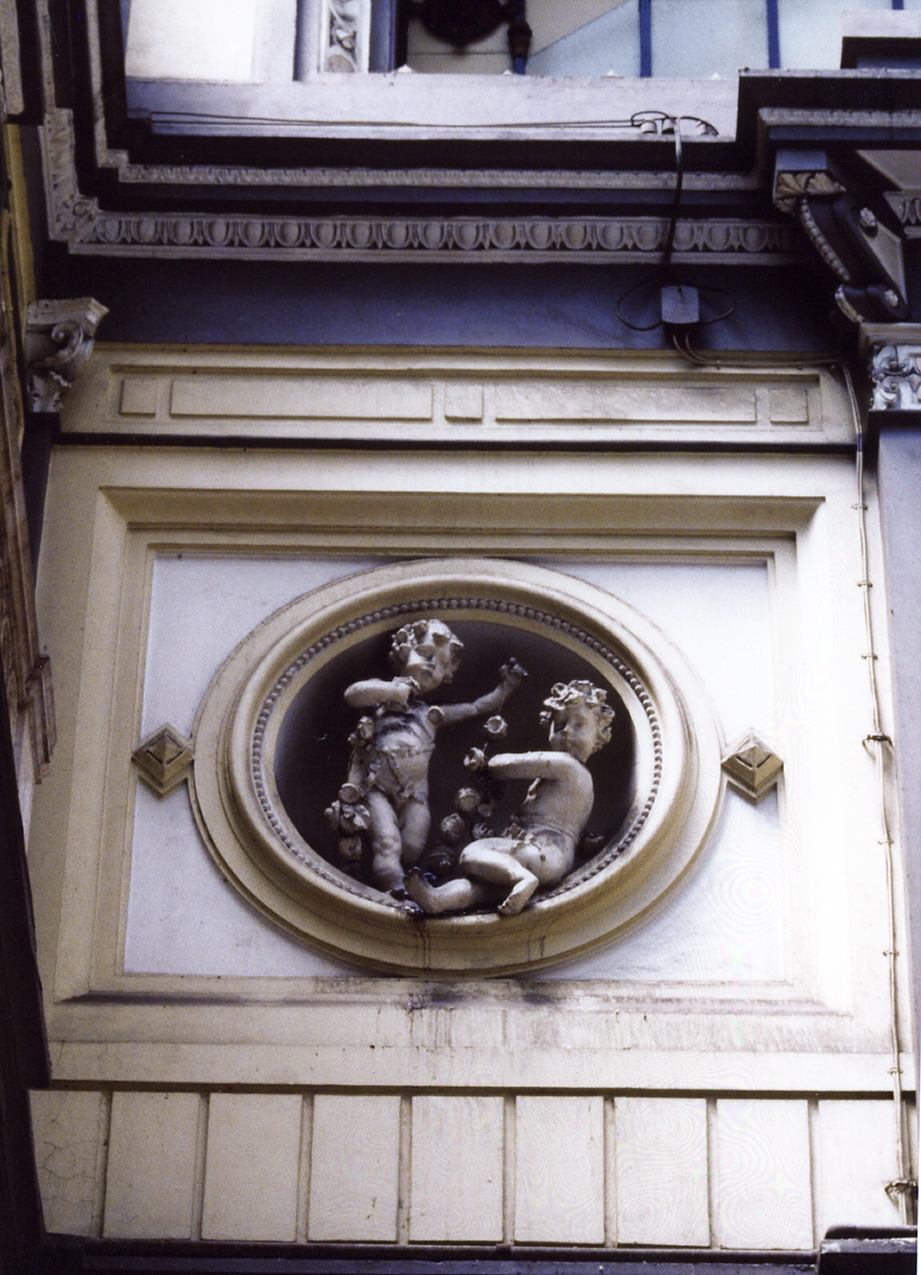 putti con fiori (gruppo scultoreo) di De Novellis Giovanni, Breglia Nicola (sec. XIX)