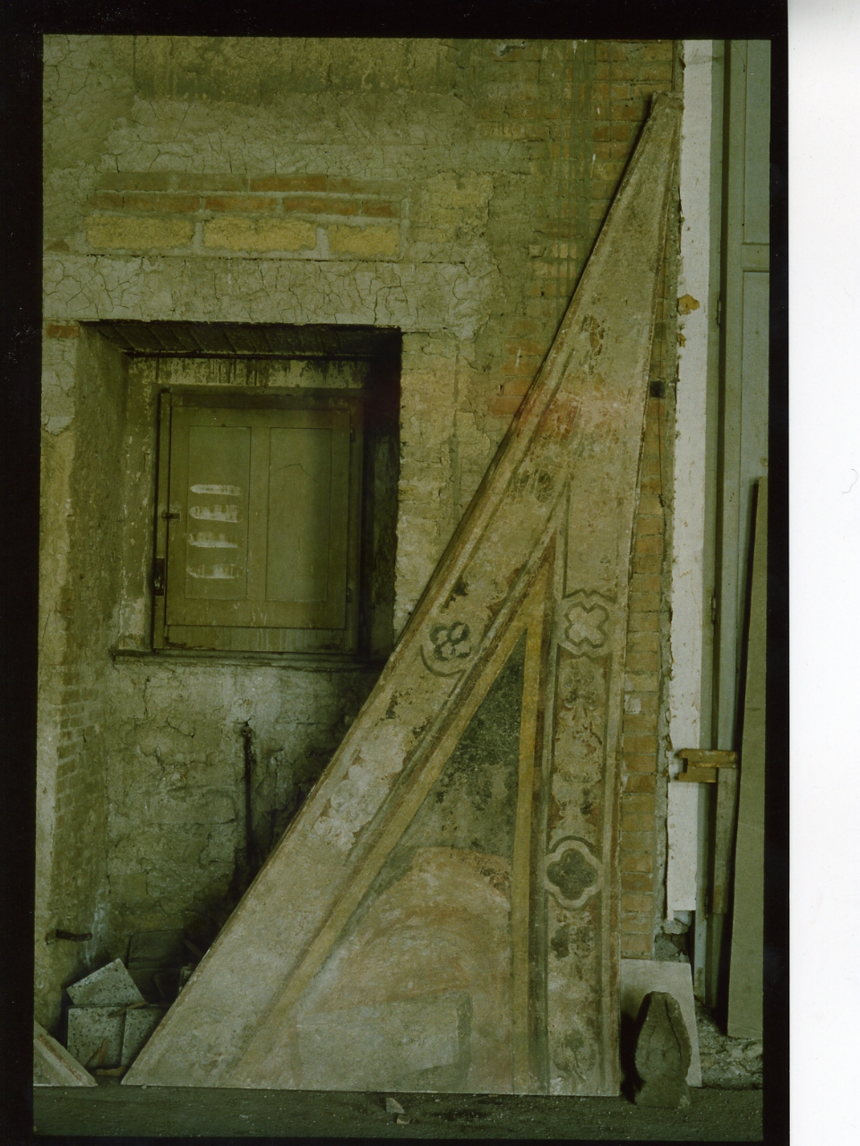 finta architettura di una scala con pilastro (dipinto, frammento) di Maestro Delle Storie Di San Ladislao (primo quarto sec. XV)