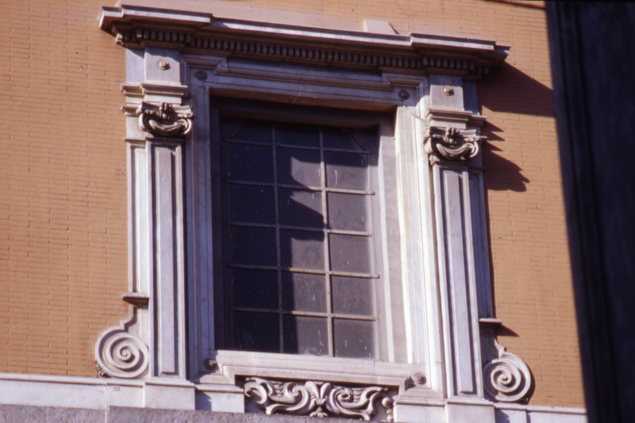 mostra di finestra, elemento d'insieme di Ghisolfi Onofrio (sec. XVII)