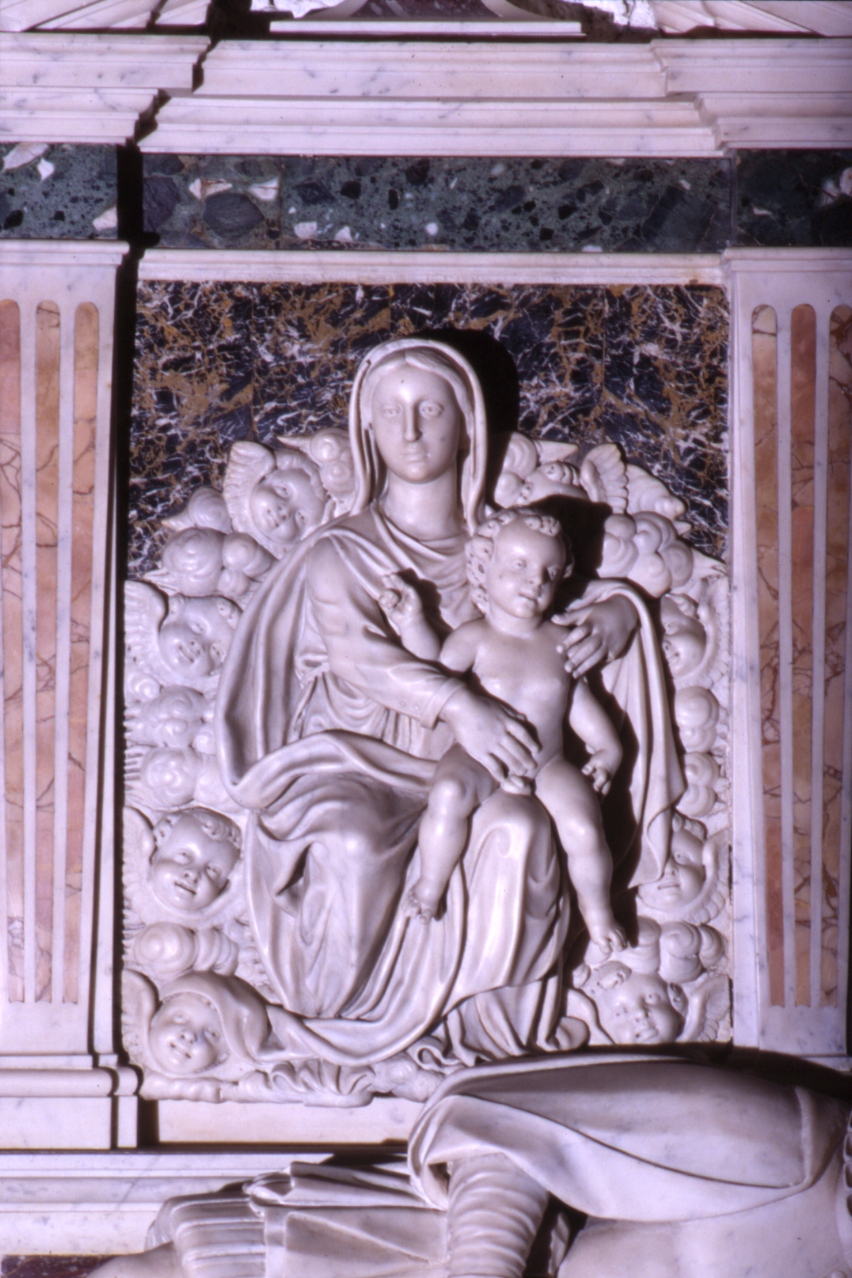 Madonna con Bambino (rilievo, elemento d'insieme) di D'Auria Girolamo (cerchia) (inizio sec. XVII)