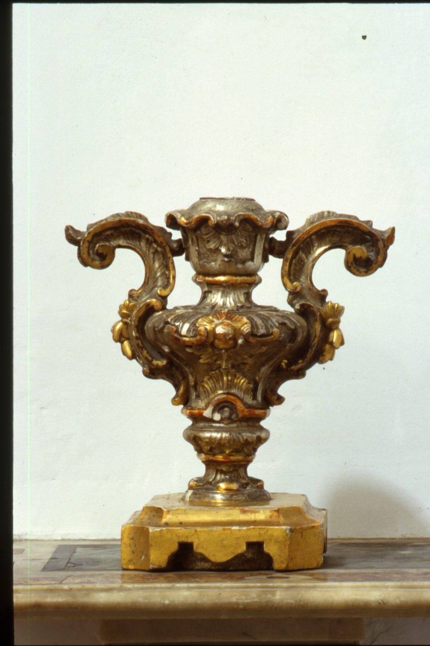 vaso d'altare con composizione floreale, serie - bottega napoletana (prima metà sec. XVIII)