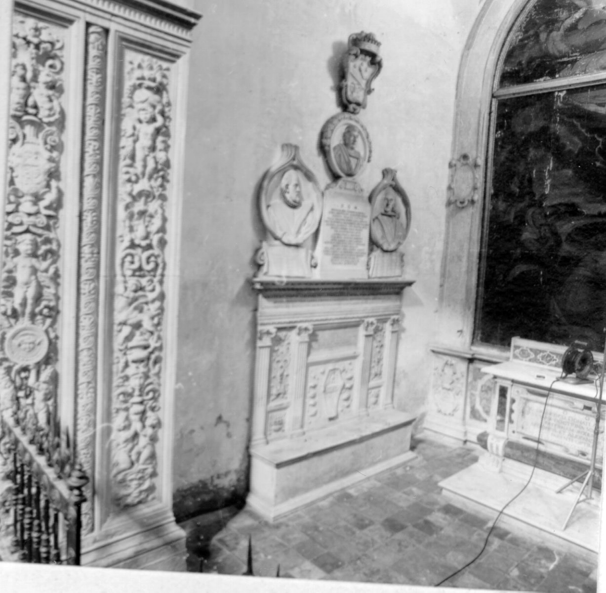monumento funebre, elemento d'insieme - bottega napoletana (primo quarto sec. XIX)