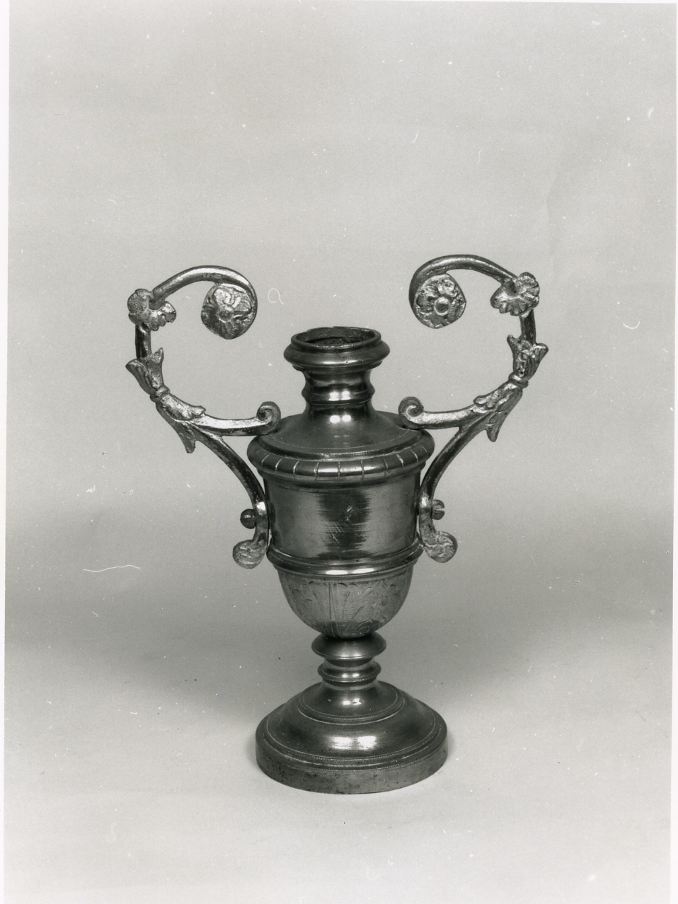 vaso d'altare con composizione floreale, serie - bottega napoletana (sec. XIX)