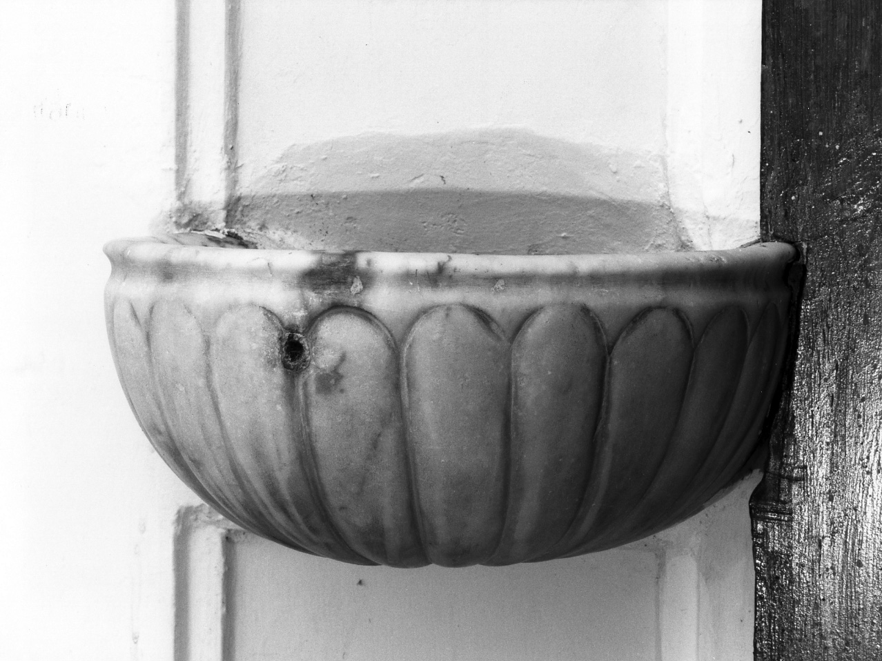 acquasantiera da parete - bottega napoletana (metà sec. XIX)