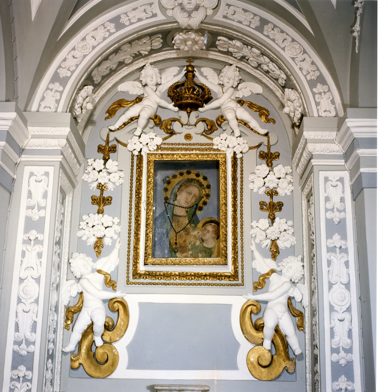 angeli reggicorona (decorazione plastica) - bottega napoletana (seconda metà sec. XVIII)