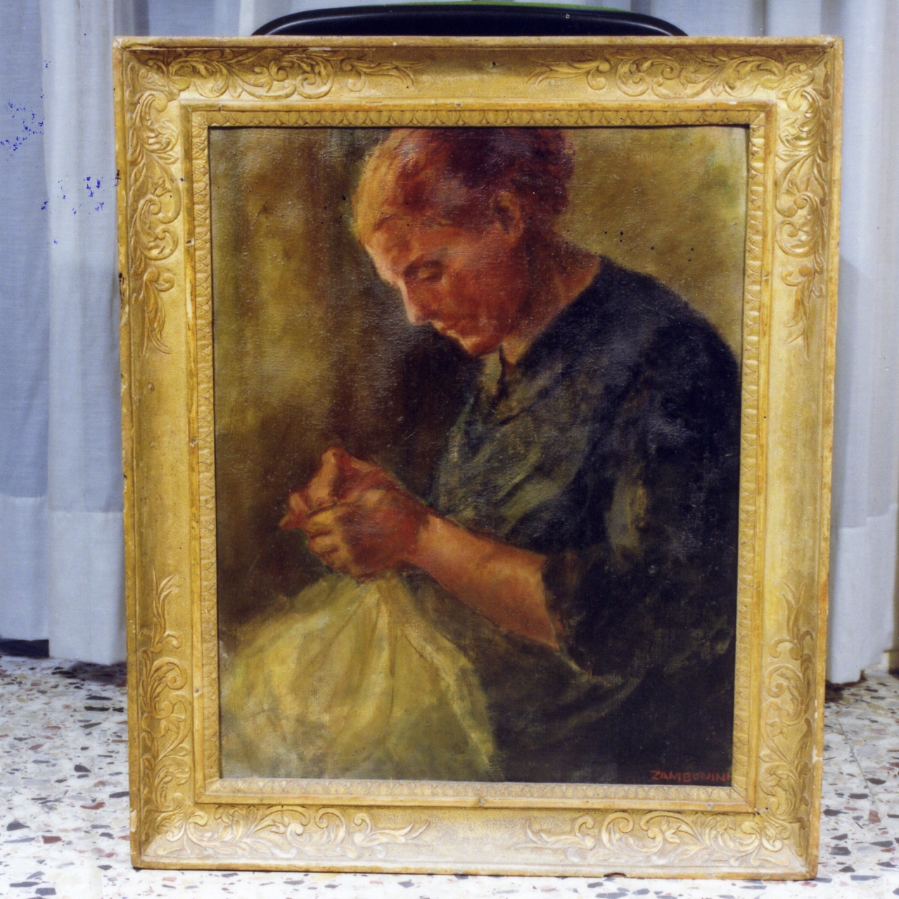 donna che cuce (dipinto) di Zambonini (sec. XX)