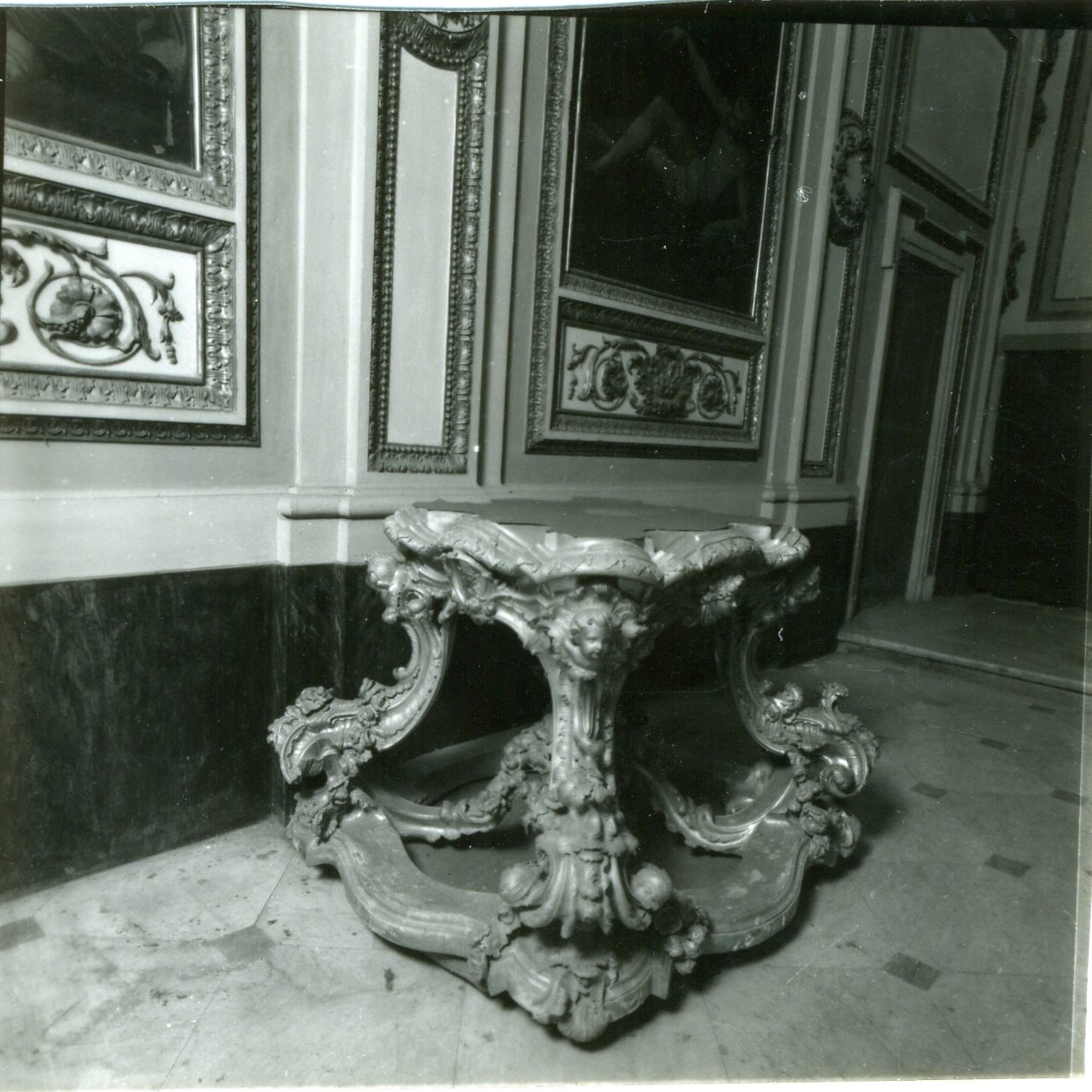 base di scultura - bottega napoletana (seconda metà sec. XVIII)