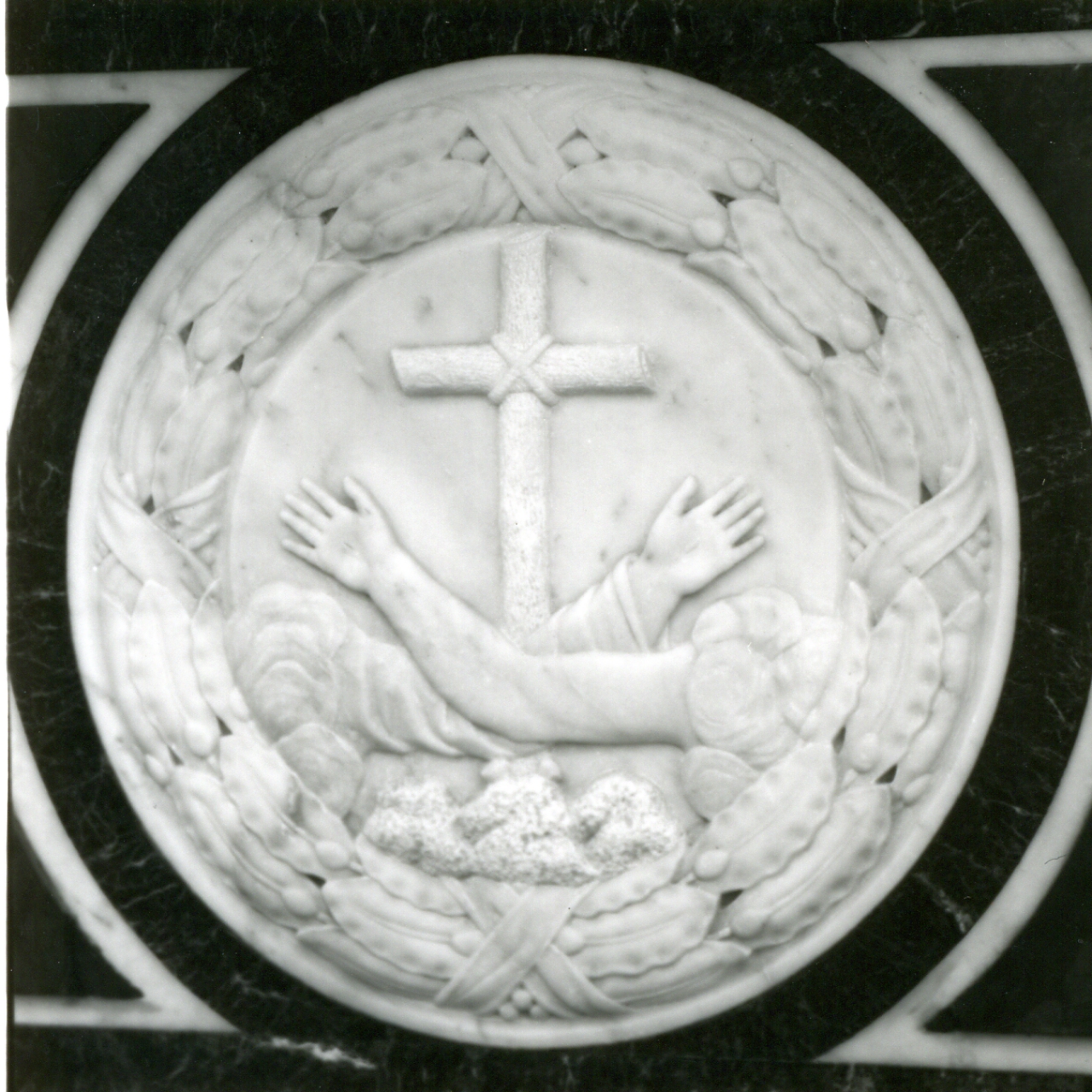 emblema dell'ordine francescano (paliotto, elemento d'insieme) - bottega napoletana (seconda metà sec. XIX)