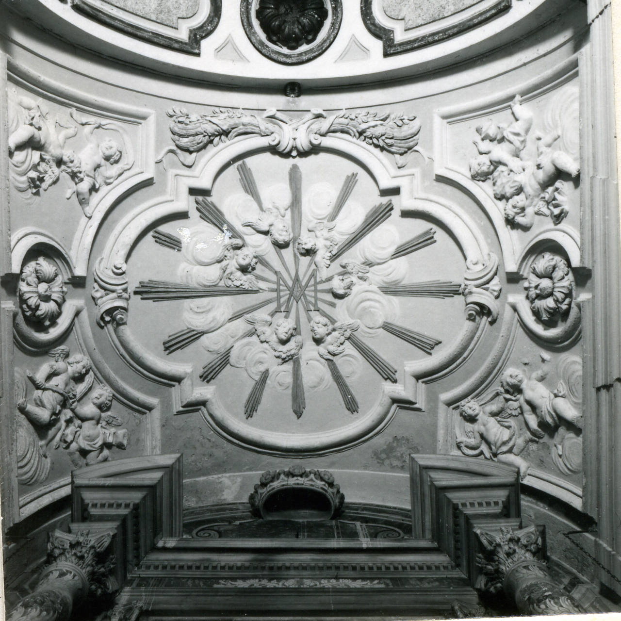 decorazione plastica, complesso decorativo - bottega napoletana (prima metà sec. XVIII)