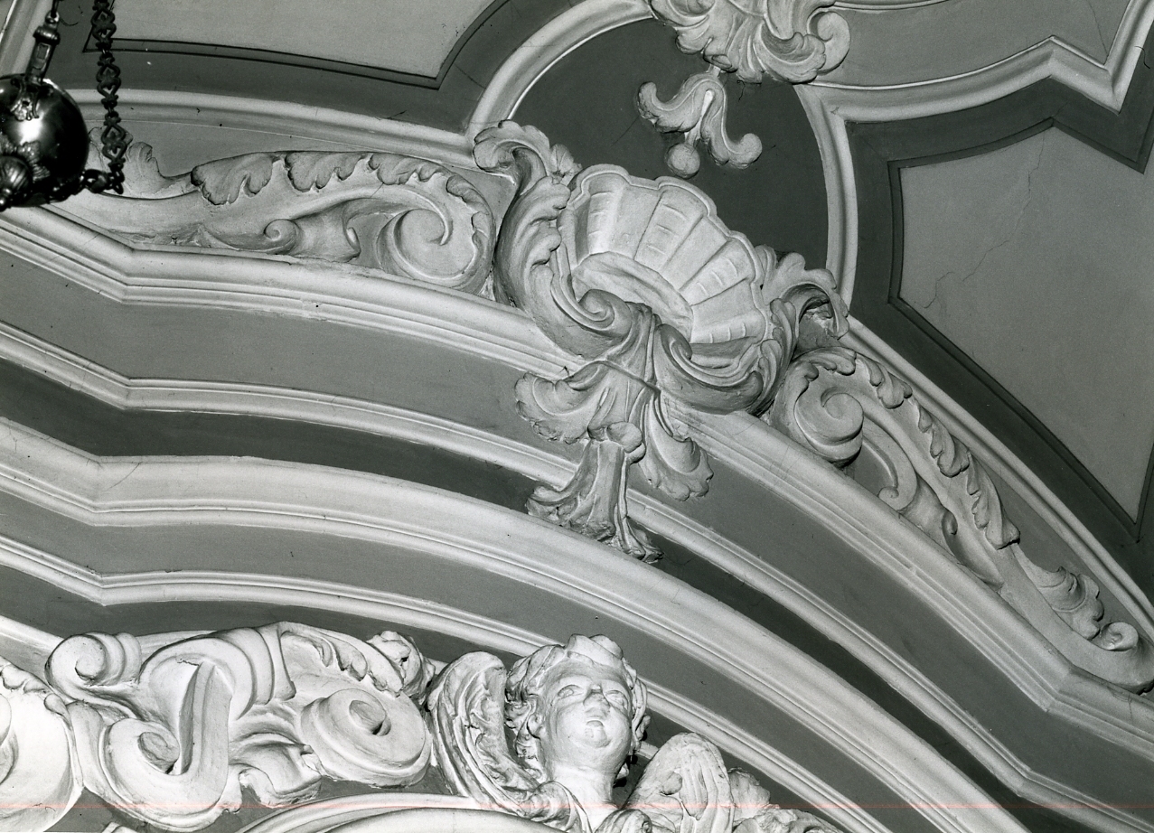 cherubini e motivi decorativi a volute (decorazione plastica) - bottega napoletana (prima metà sec. XVIII)