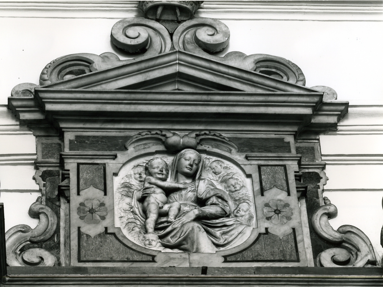Madonna con Bambino (rilievo, elemento d'insieme) - bottega napoletana (seconda metà sec. XVI)