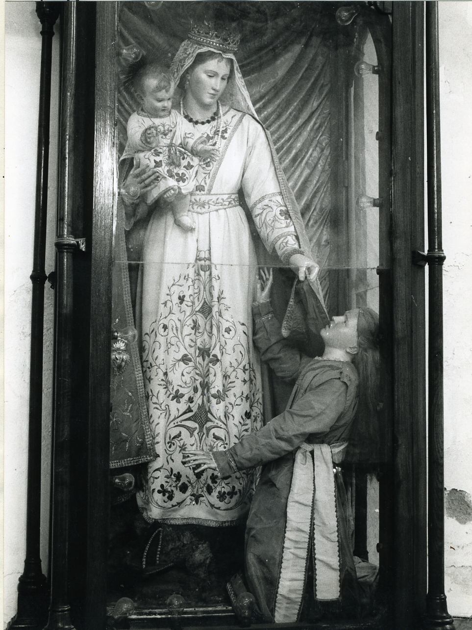 Madonna con Bambino (gruppo scultoreo) - bottega campana (seconda metà sec. XIX)