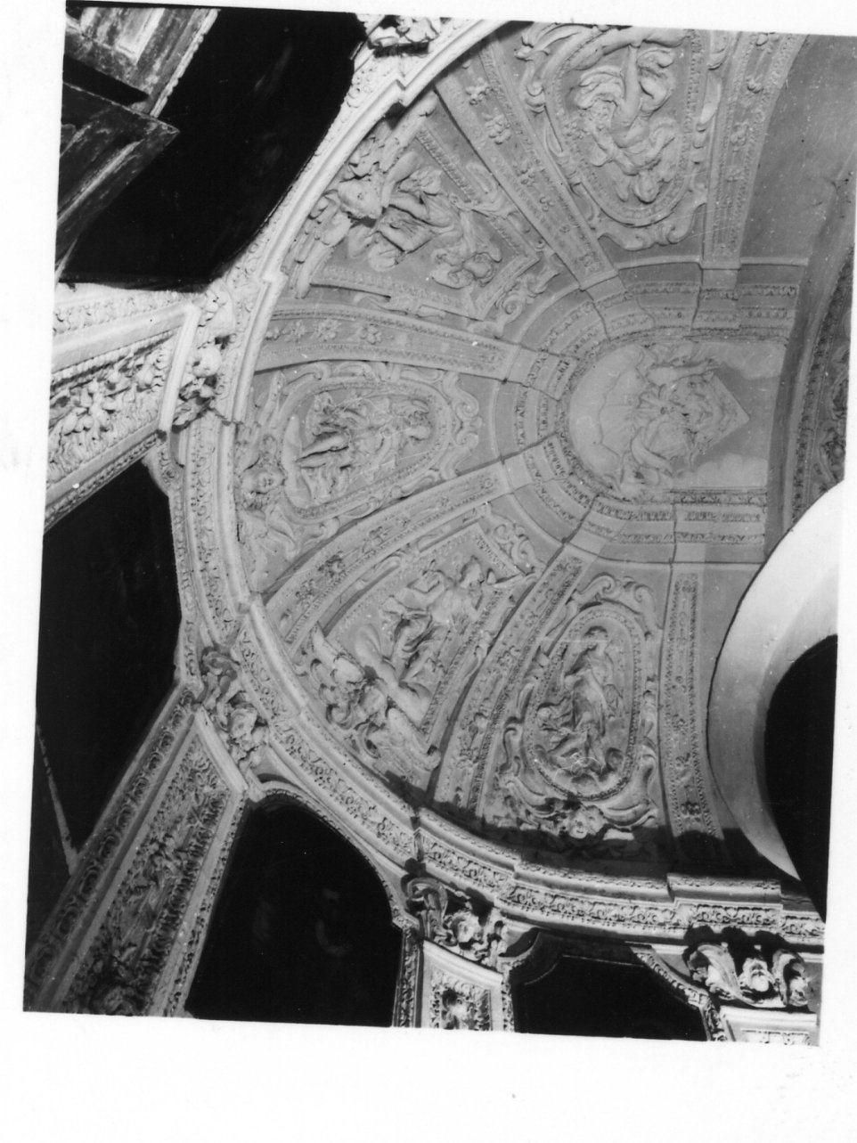 cherubini e motivi decorativi fitomorfi (decorazione plastico-architettonica) - bottega napoletana (prima metà sec. XVIII)