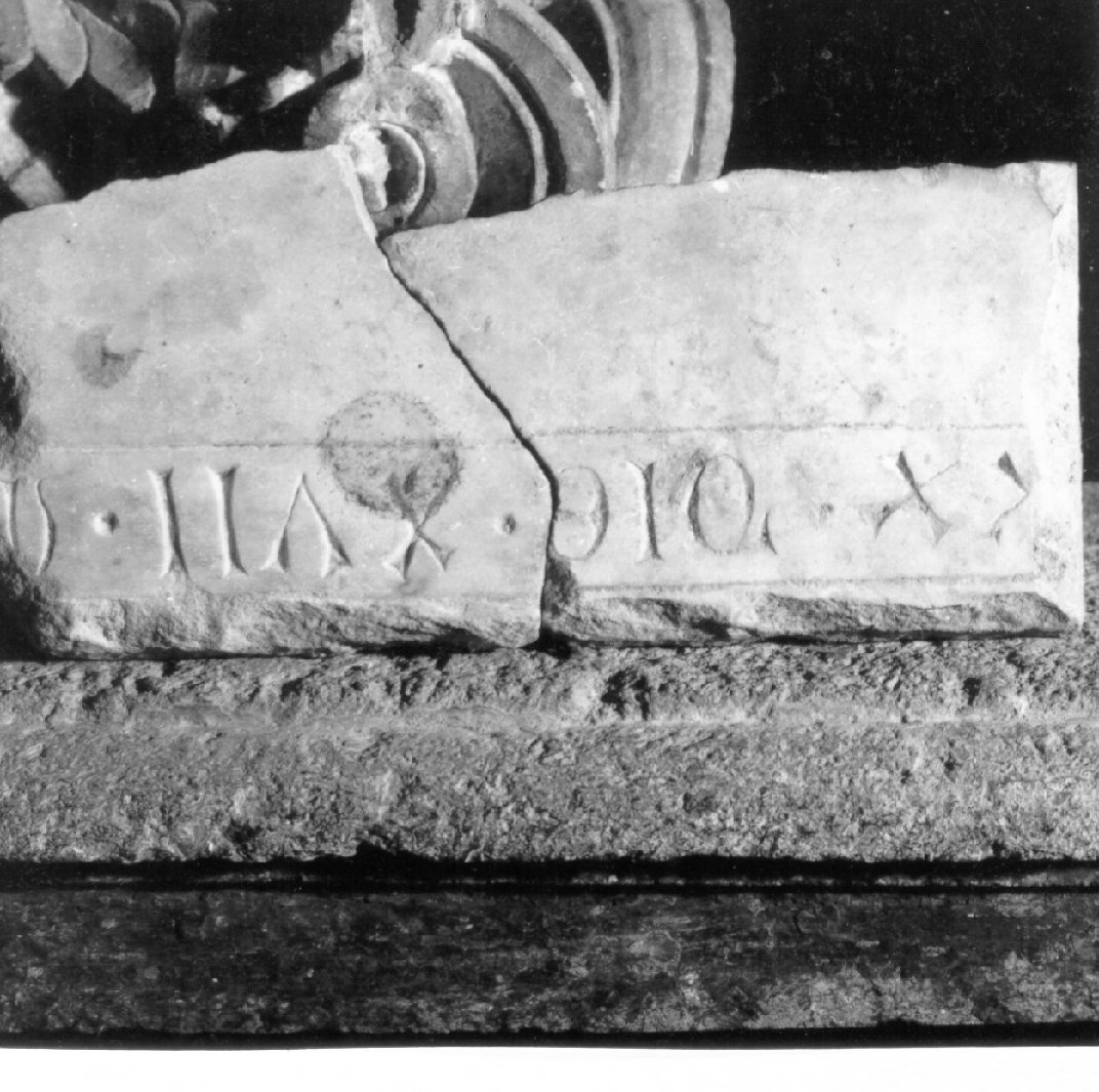 lastra tombale, frammento - bottega napoletana (metà sec. XIV)