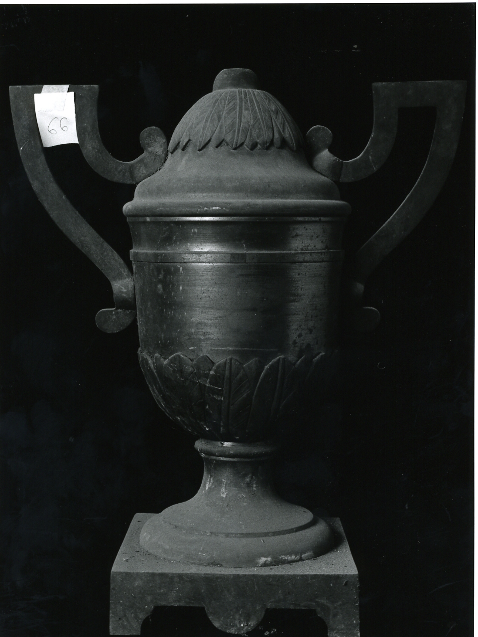 vaso d'altare con composizione floreale, serie - bottega napoletana (prima metà sec. XIX)