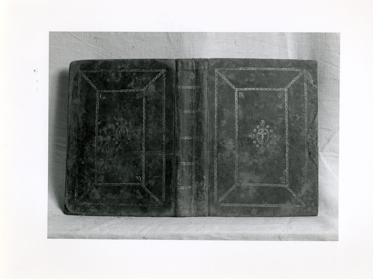 coperta di libro liturgico - bottega napoletana (prima metà sec. XIX)
