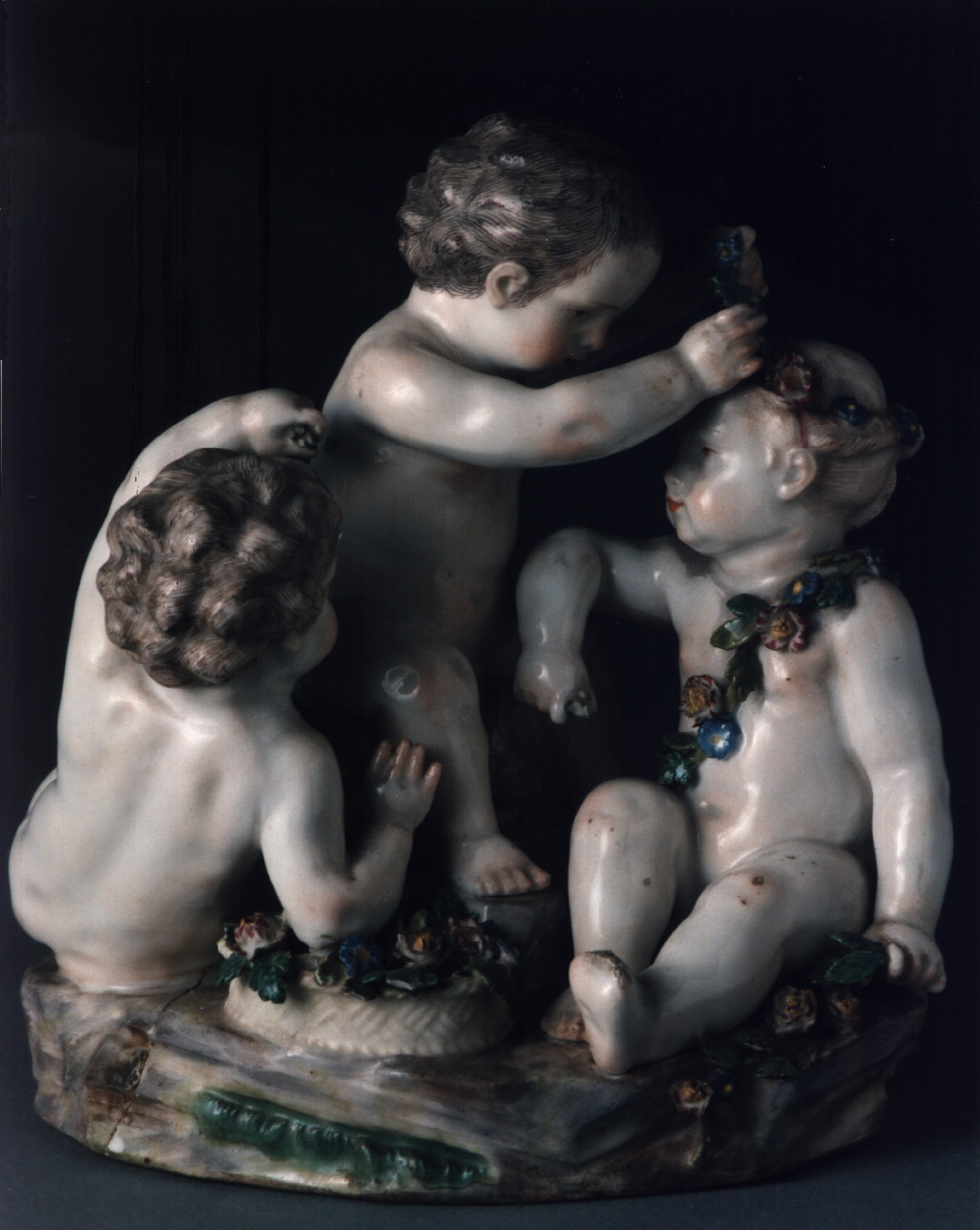 putti con cesto di fiori (scultura miniaturistica) - manifattura di Meissen (sec. XVIII)