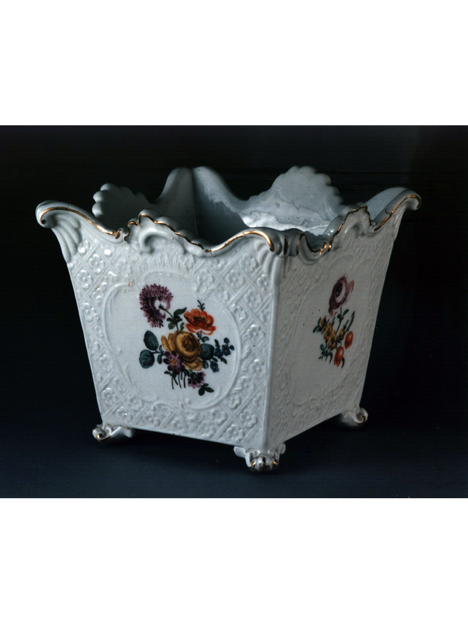 motivi decorativi floreali (cachepot) - manifattura di Meissen (sec. XVIII)