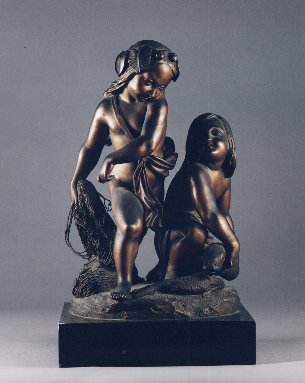 bambini che pescano (scultura miniaturistica) - bottega francese (fine/inizio secc. XIX/ XX)