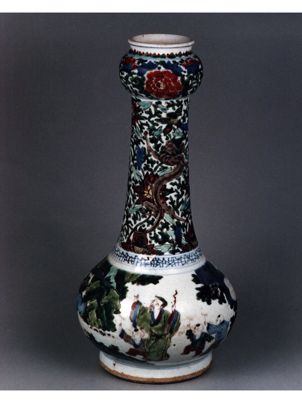 personaggi e scene da cicli letterari/ motivi decorativi floreali (vaso) - manifattura cinese (sec. XVII)