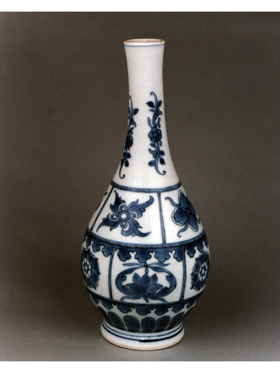 motivi decorativi floreali (bottiglia) - manifattura cinese (secc. XVII/ XVIII)