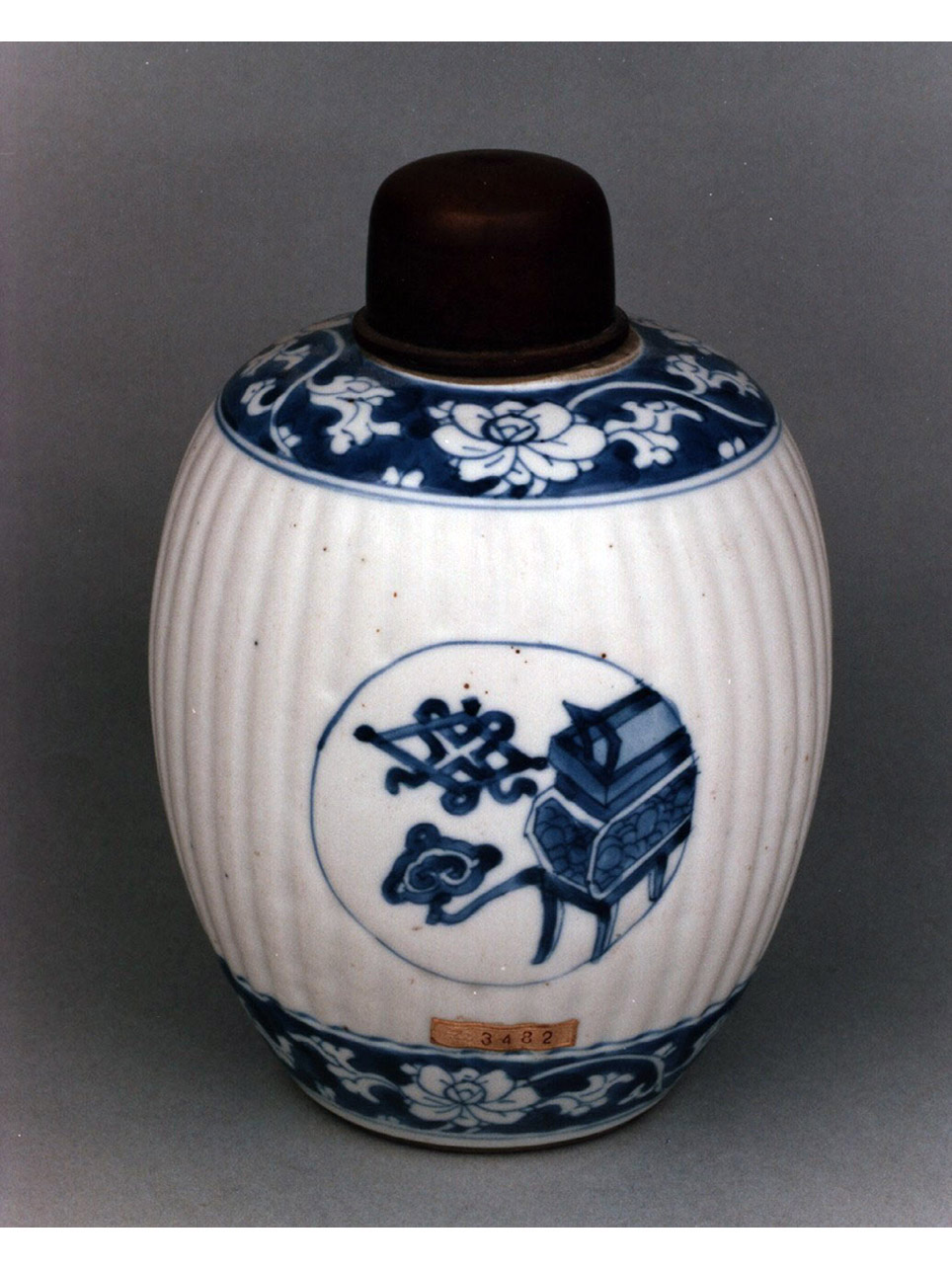 cento antichità entro medaglioni/ motivi decorativi floreali (vasetto) - manifattura cinese, produzione europea (secc. XVII/ XVIII)