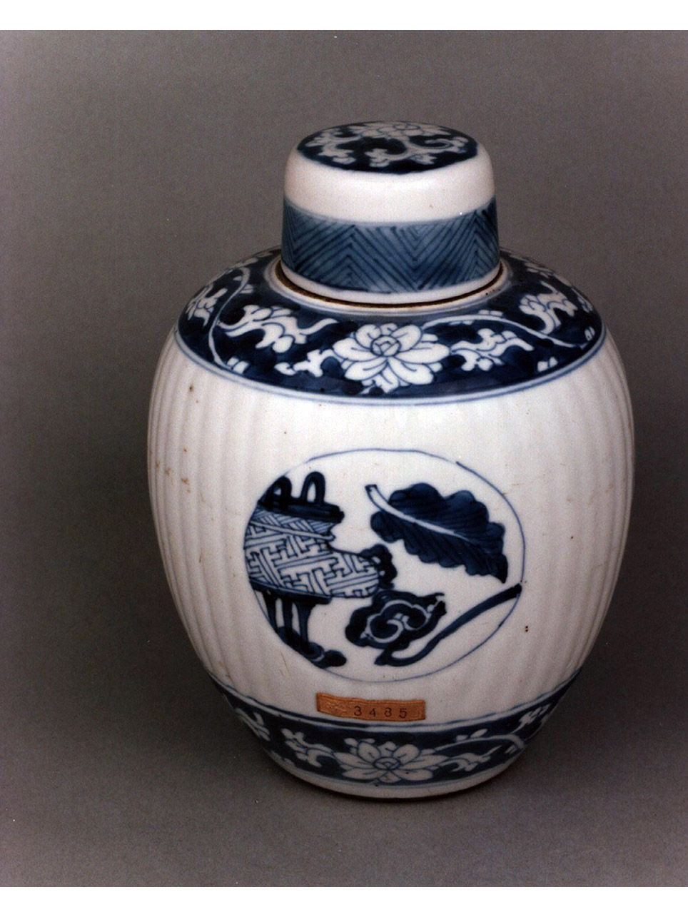 motivi decorativi geometrici e vegetali (vasetto) - manifattura cinese (secc. XVII/ XVIII)