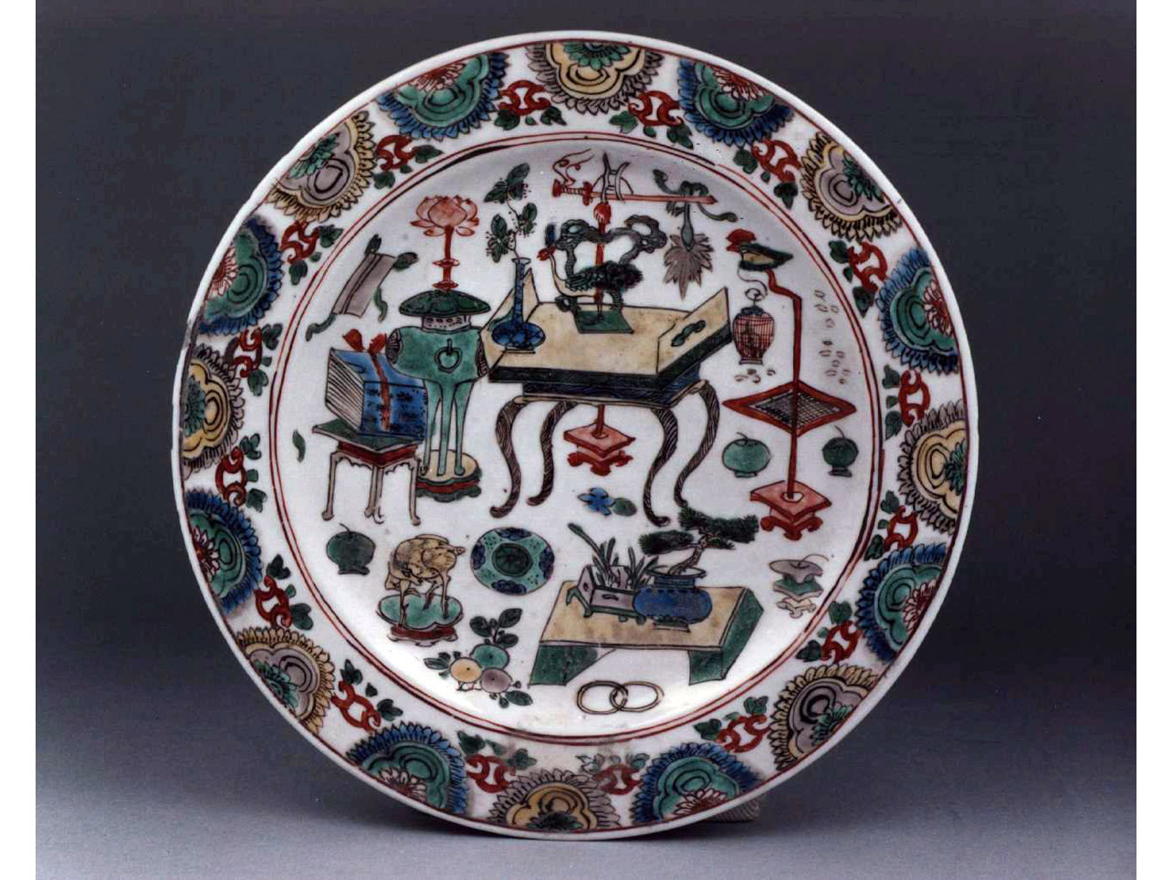 natura morta/ motivi decorativi floreali (piatto) - manifattura cinese (secc. XVII/ XVIII)