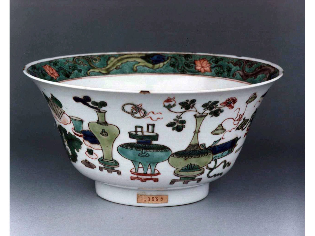 natura morta/ motivi decorativi vegetali e animali (coppa) - manifattura cinese (secc. XVII/ XVIII)
