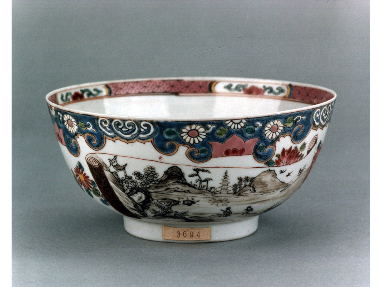 paesaggio/ motivi decorativi vegetali stilizzati (coppa) - manifattura cinese (sec. XVIII)