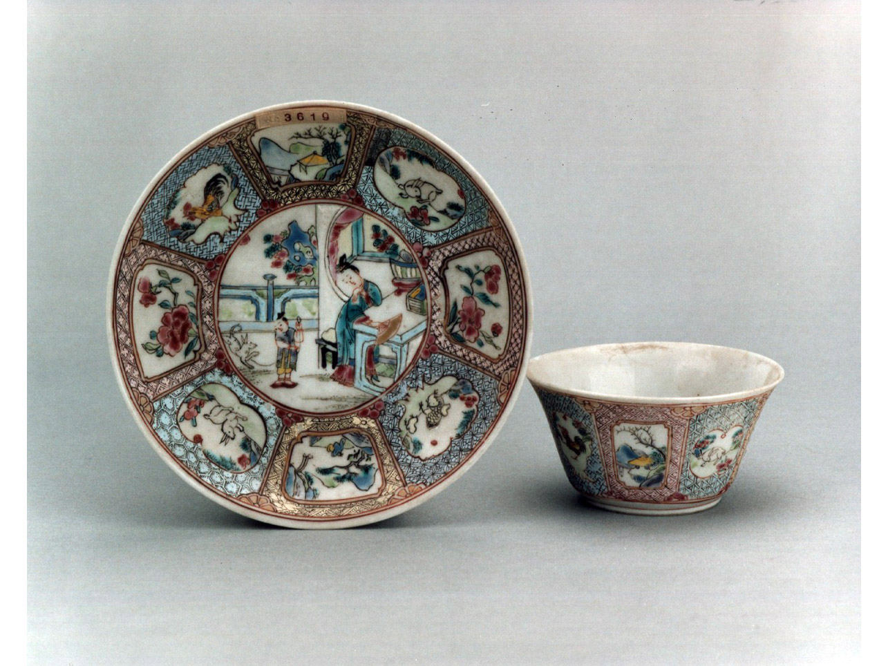 scena di vita domestica/ motivi decorativi geometrici e vegetali (tazzina) - manifattura cinese (sec. XVIII)
