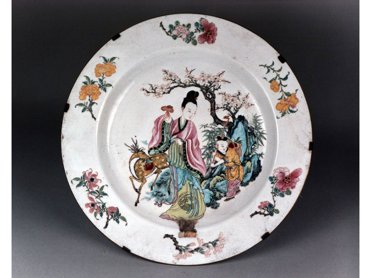 paesaggio con figure orientali/ motivi decorativi floreali (piatto) - manifattura cinese (sec. XVIII)
