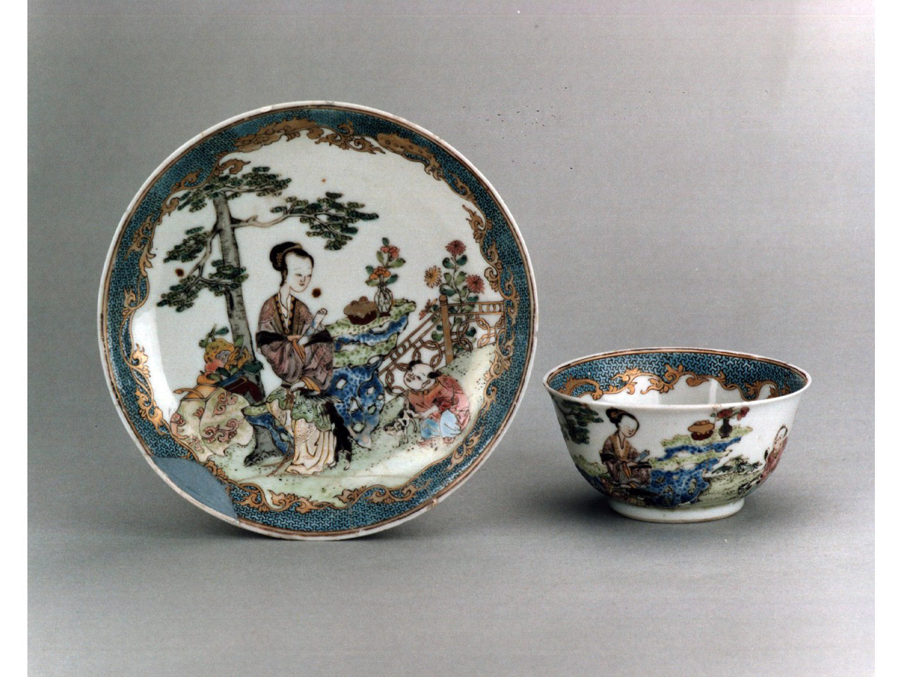 paesaggio con figura femminile e bambino/ motivi decorativi geometrici e vegetali (piattino) - manifattura cinese (sec. XVIII)