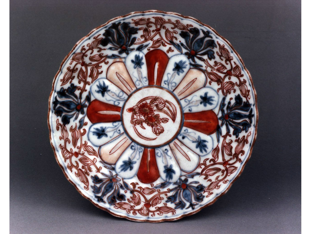 motivi decorativi geometrici e vegetali (piattino) - manifattura di Arita (secc. XVII/ XVIII)