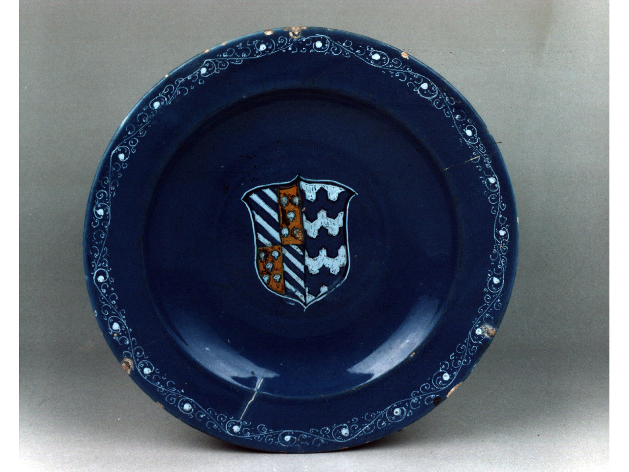 stemma (piatto) - manifattura di Castelli (ultimo quarto sec. XVI)