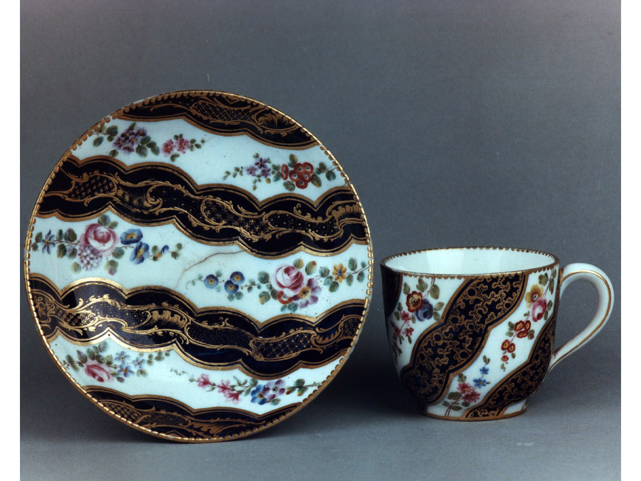 motivi decorativi floreali (tazza) - manifattura di Sèvres (sec. XVIII)
