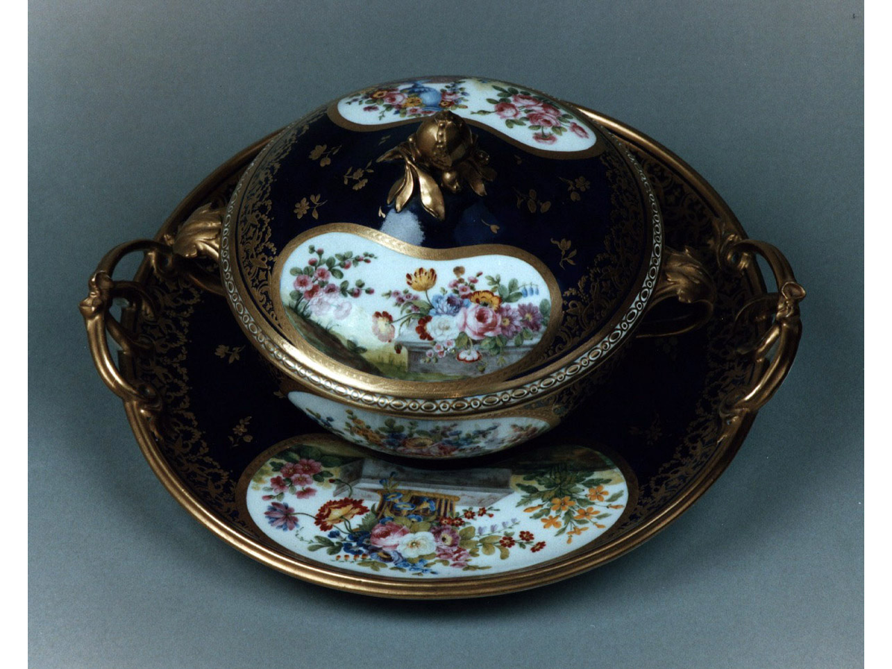 motivi decorativi floreali (tazza puerperale) di Tandart Vincent (sec. XVIII)