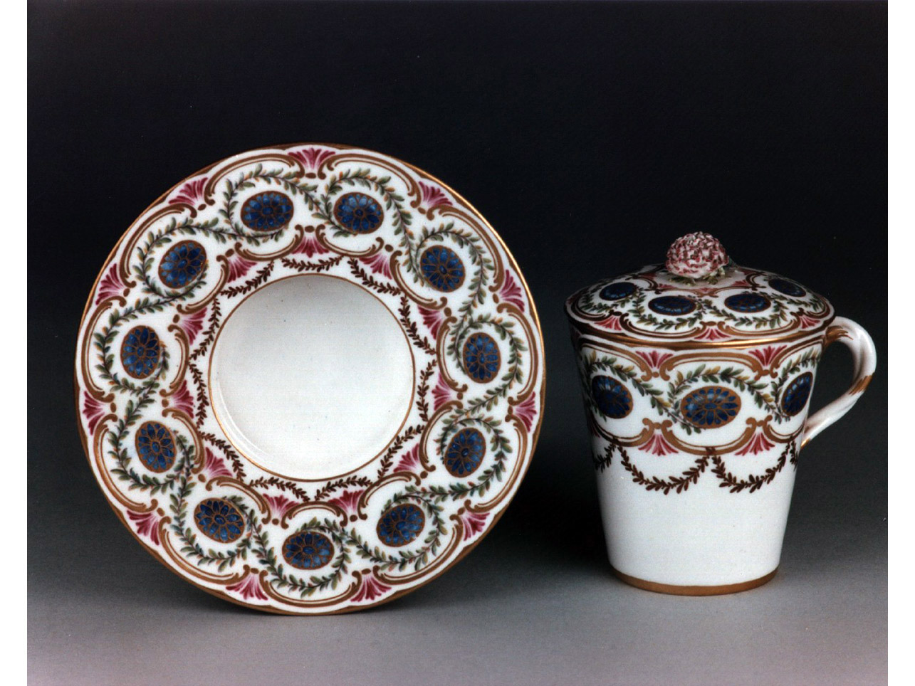 motivi decorativi floreali (tazza) di Mereaud Pierre-Antoine (sec. XVIII)