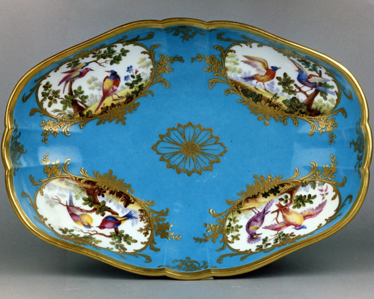 uccelli entro specchiature/ motivi decorativi (bacile) - manifattura di Vincennes (sec. XVIII)