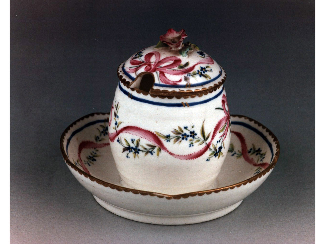 motivi decorativi floreali (salsiera) - manifattura di Limoges (sec. XVIII)