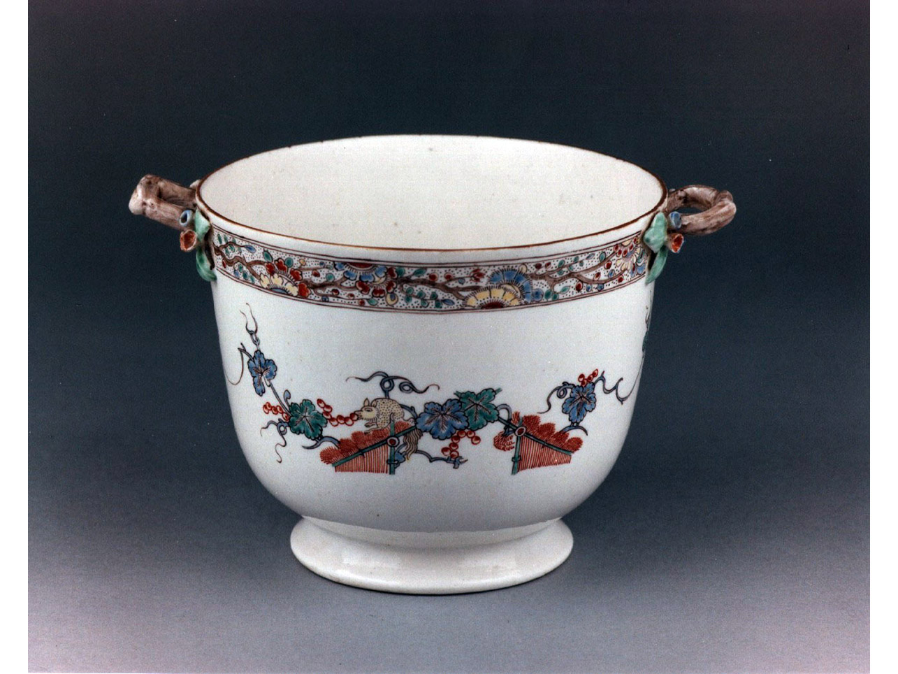 motivi decorativi floreali (cachepot) - produzione di Chantilly (sec. XVIII)