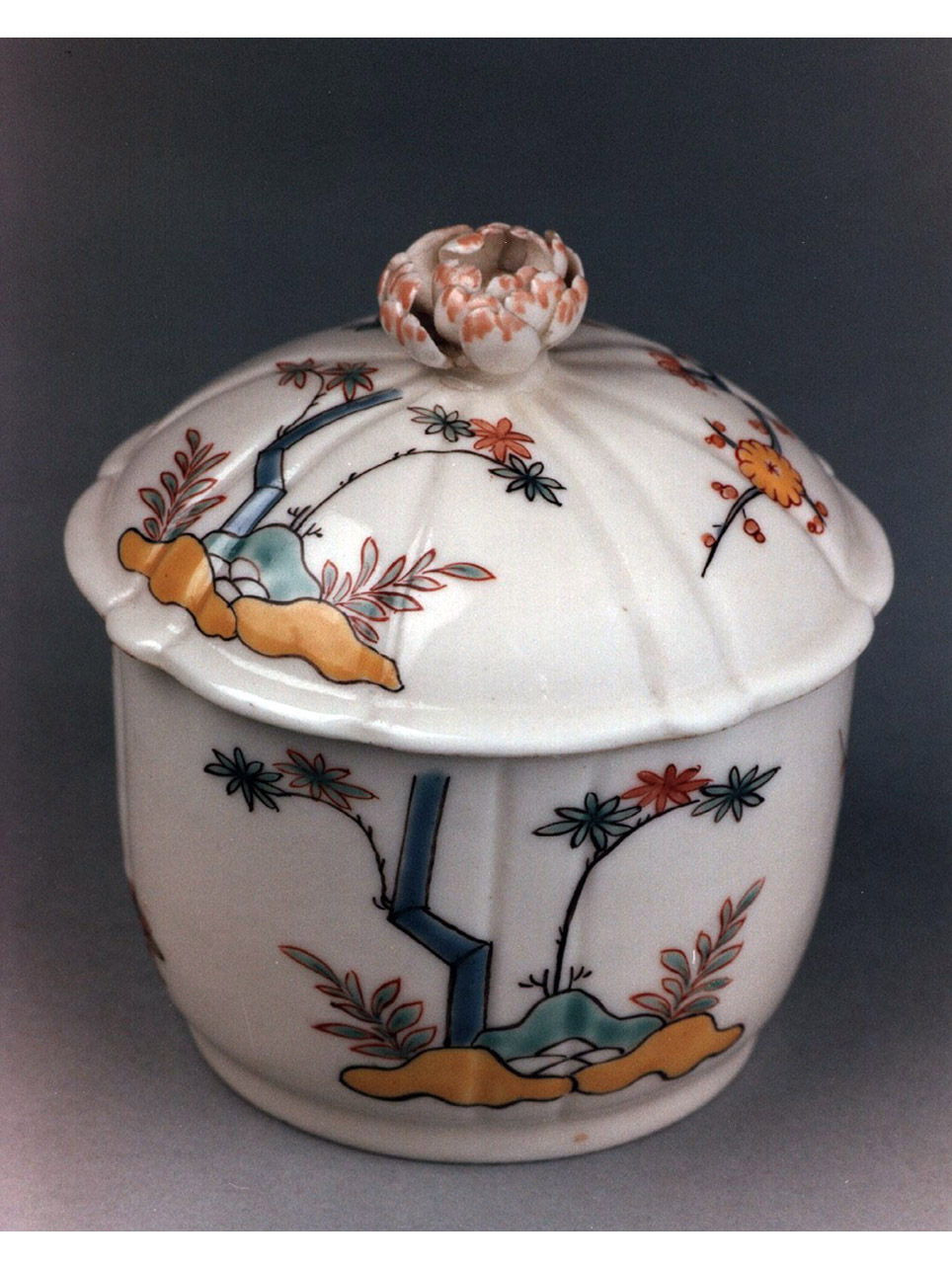motivi decorativi floreali (barattolo) - produzione di Chantilly (sec. XVIII)