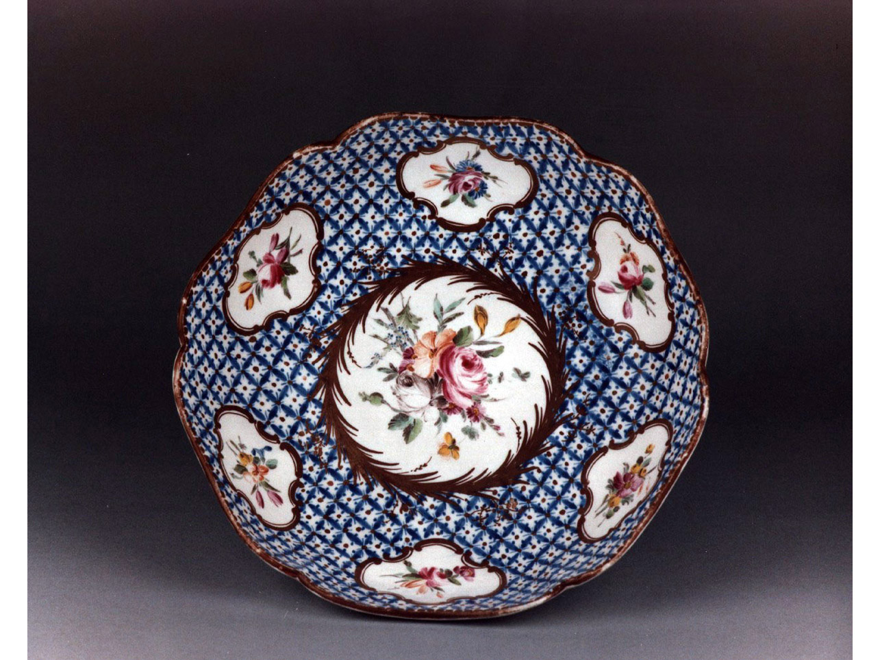 motivi decorativi floreali (ciotola) - produzione di Chantilly (sec. XVIII)