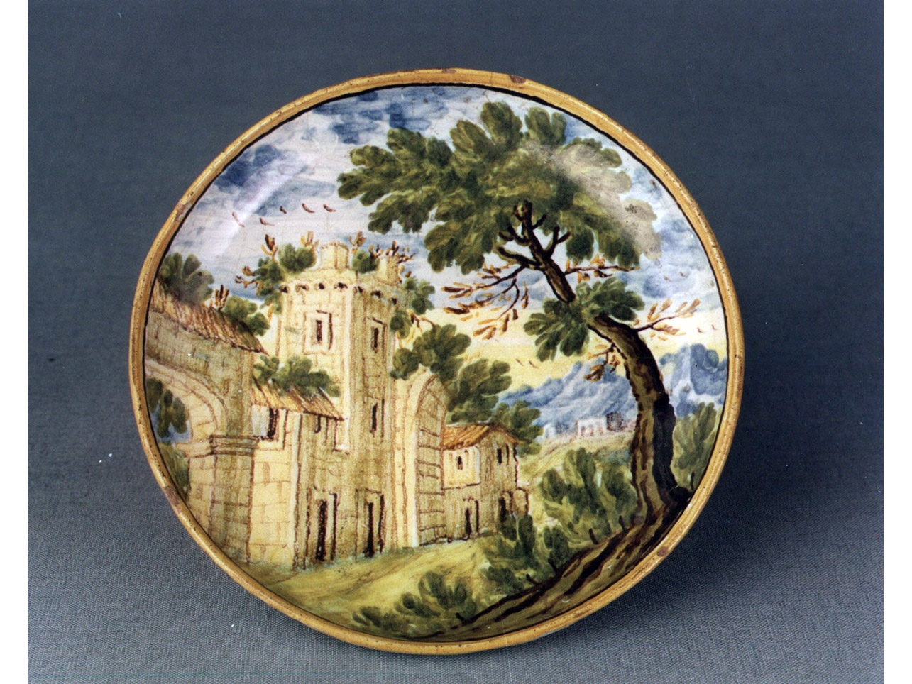 paesaggio con architetture (piatto) di Grue Francesco Antonio Saverio (sec. XVIII)