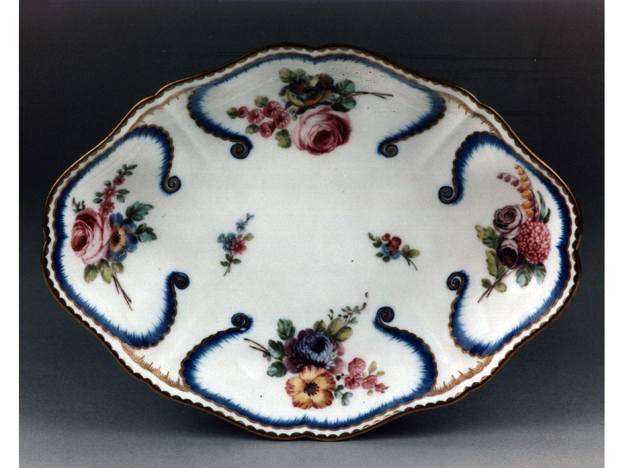 motivi decorativi floreali (vassoio) - manifattura di Sèvres (sec. XVIII)