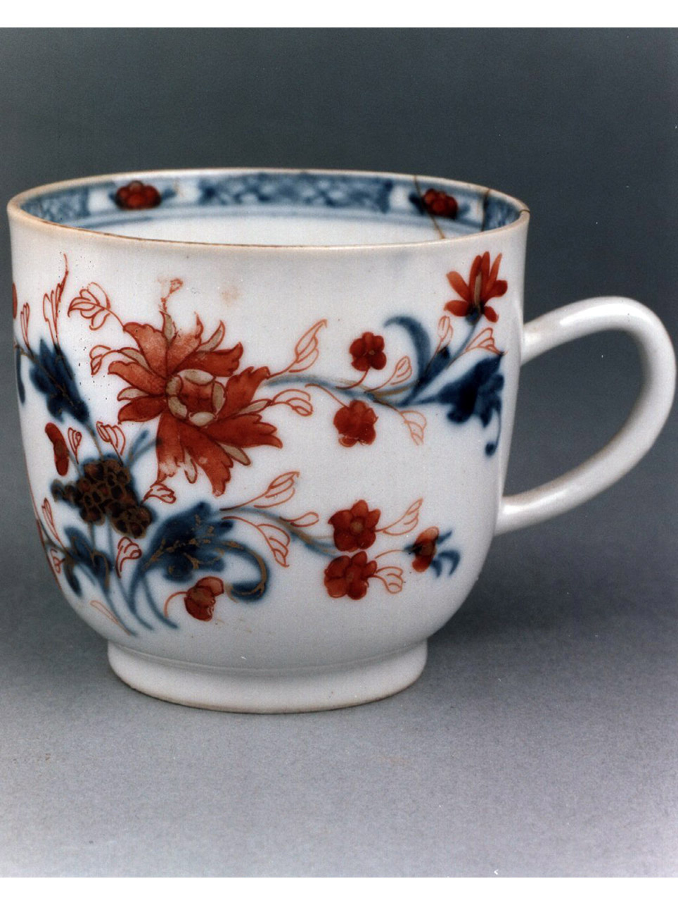 motivi decorativi floreali (tazzina) - manifattura di Jingdezhen (primo quarto sec. XVIII)