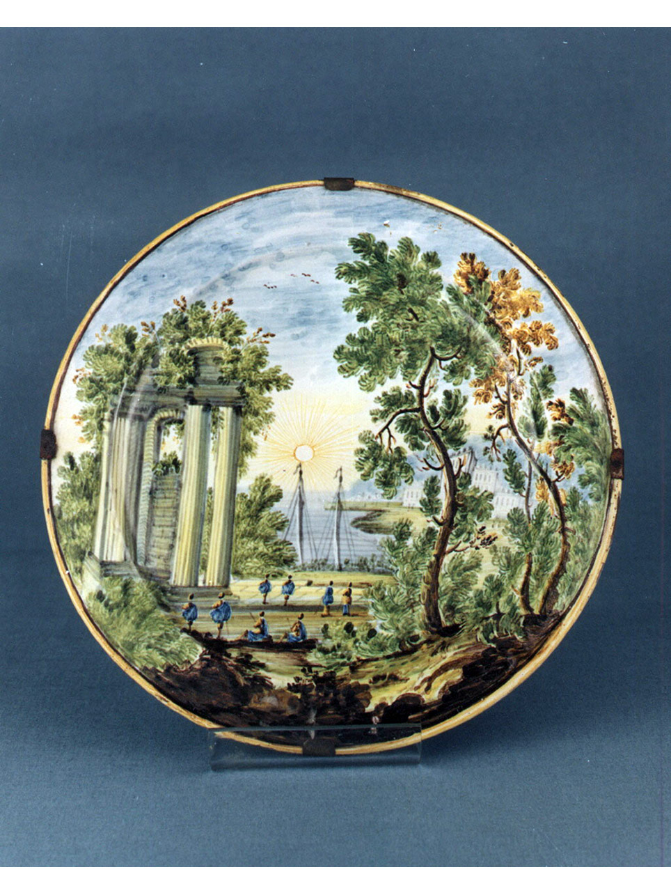 paesaggio marino con rovine e figure (piatto) di Grue Anastasio - manifattura di Castelli (metà sec. XVIII)