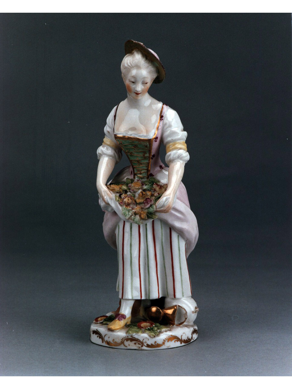 figura femminile con fiori e innaffiatoio (statuetta) - manifattura viennese (sec. XVIII)