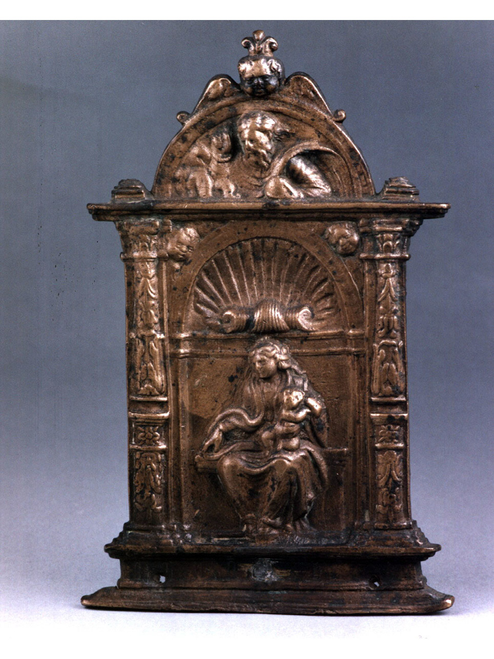 Madonna con Bambino in trono (pace - a tavoletta) - bottega Italia settentrionale (fine/inizio secc. XVI/ XVII)
