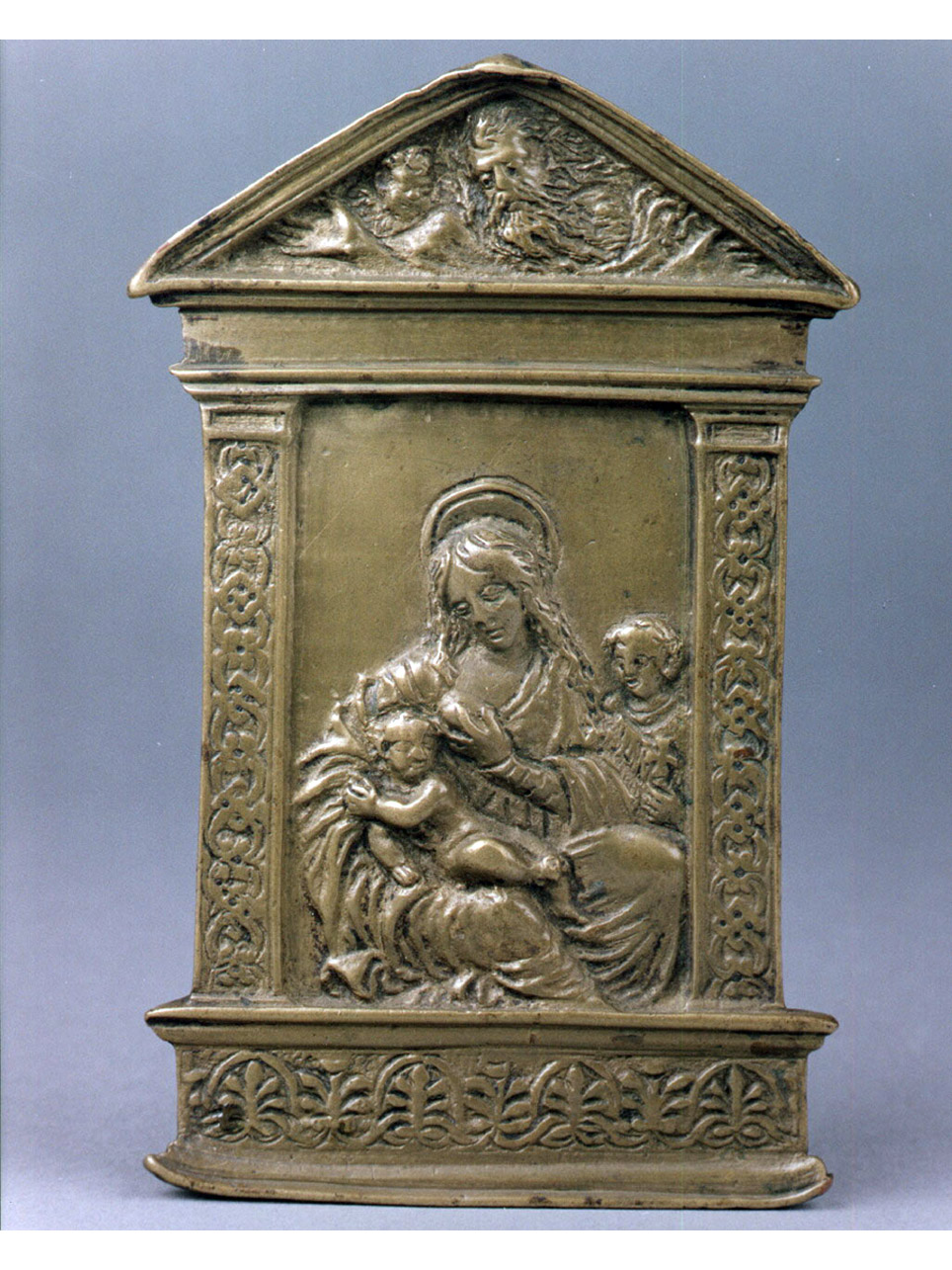 Madonna con Bambino e San Giovannino (pace) di Mondella Galeazzo detto Moderno (cerchia) (inizio sec. XVI)